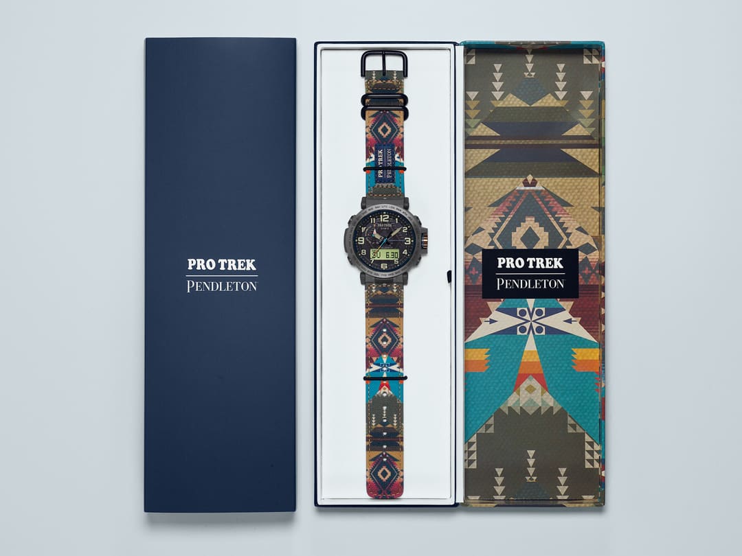 La caja azul del reloj colaborativo PRG-601PE-5, junto a ella, el estuche abierto con el reloj y un diseño interior con motivos Pendleton