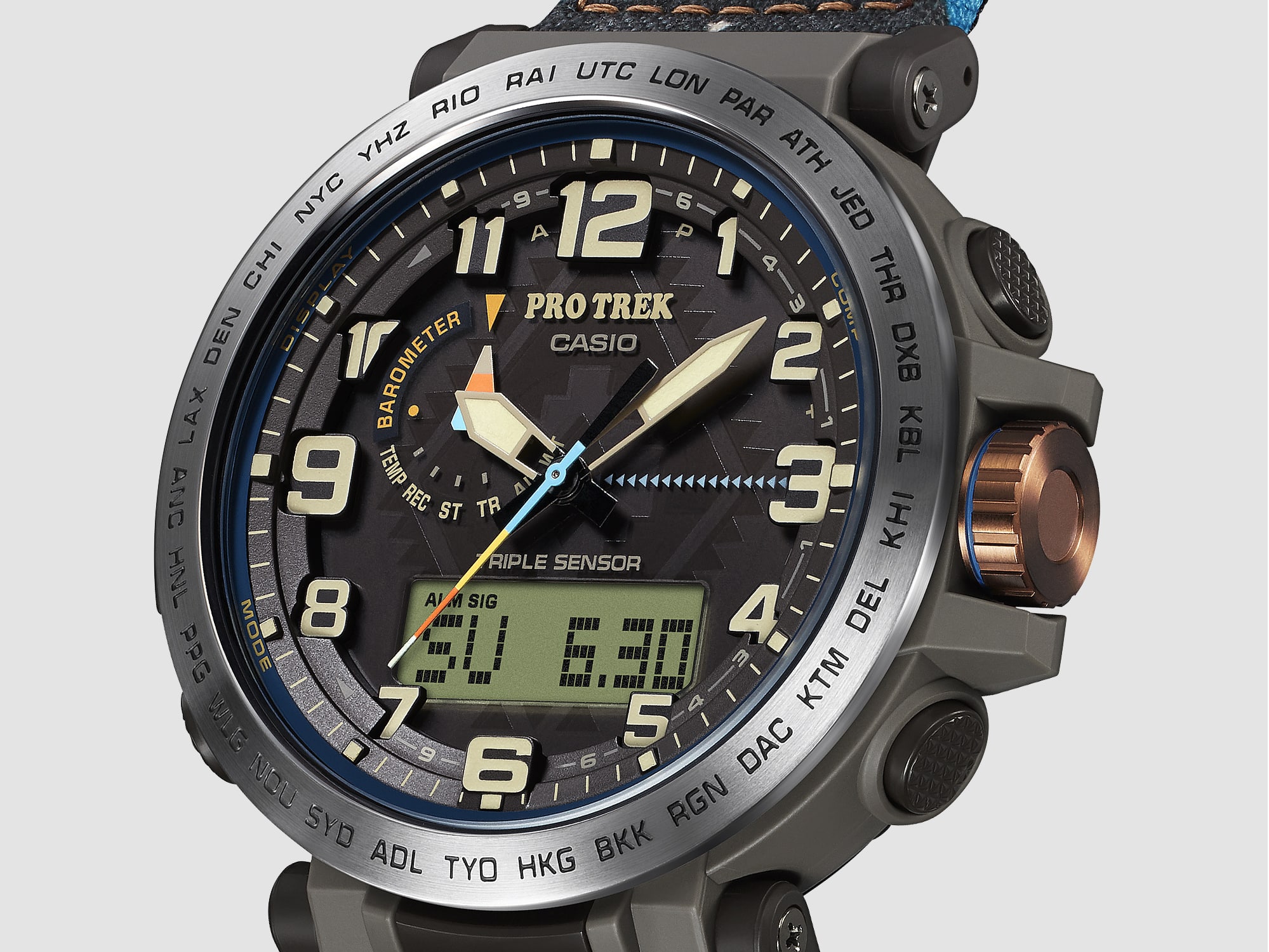 Primer plano de la esfera y la caja del reloj PRG-601PE-5, fruto de la colaboración entre Casio y Pendleton