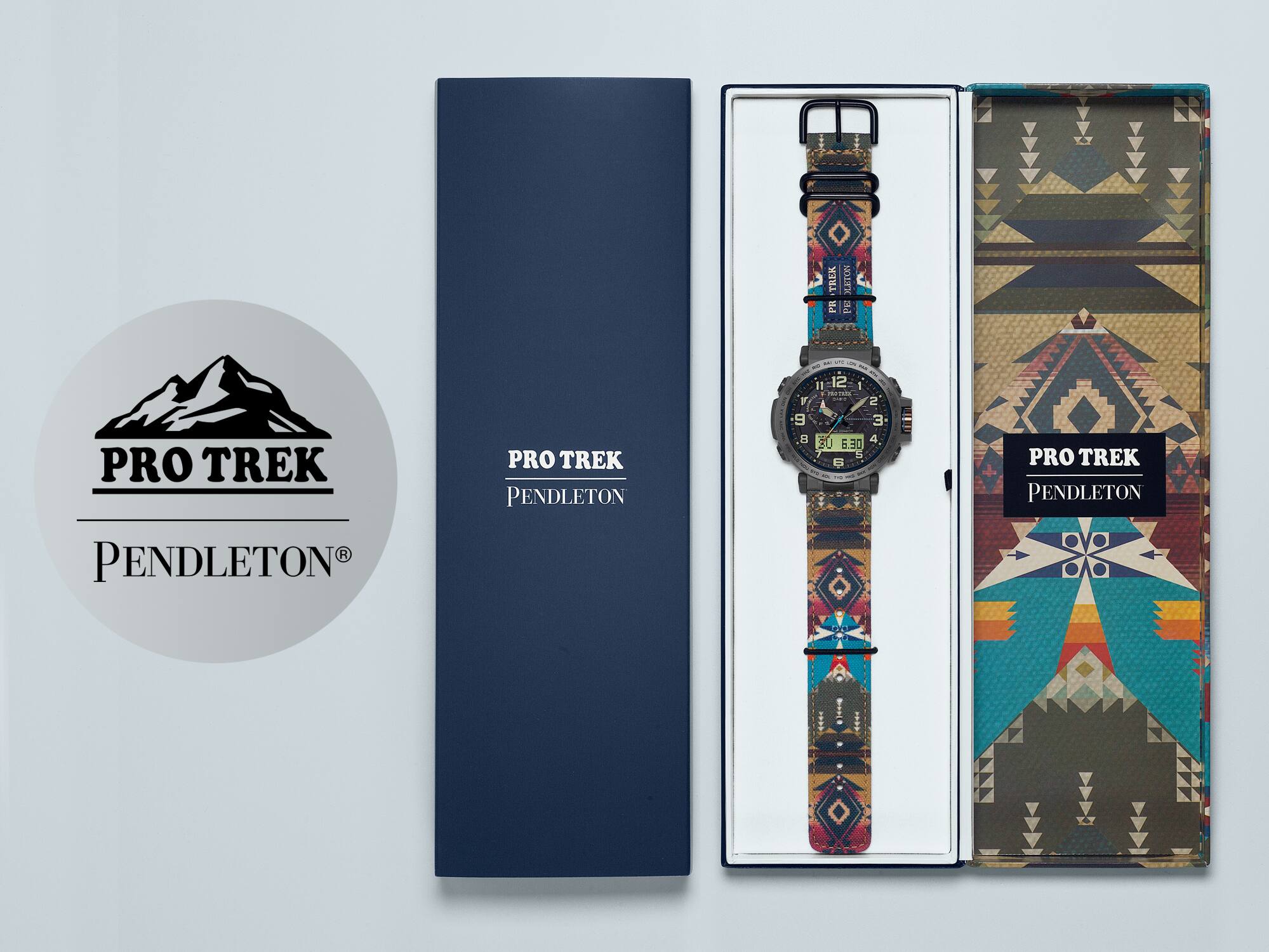 Izquierda: Placa con el logotipo de Pro Trek y el logotipo de Pendleton. Centro: La caja azul. Derecha: El estuche abierto con el reloj.