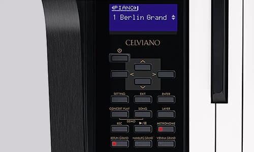 Primer plano del panel de control del Celviano GP-310
