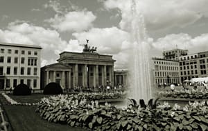 Fotografía en blanco y negro de la Puerta de Brandeburgo en Berlín