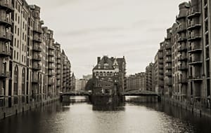 Fotografía en blanco y negro del barrio Speicherstadt de Hamburgo
