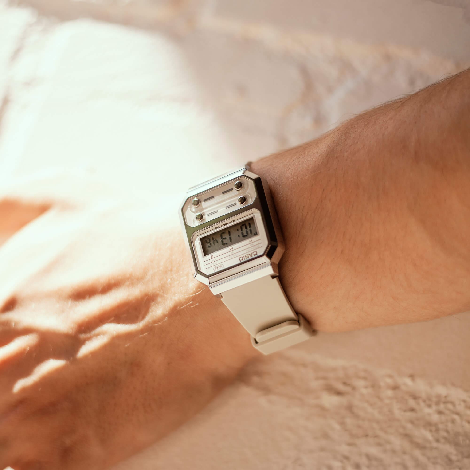 Una persona lleva en su muñeca el reloj Casio Vintage A100WEF de color verde claro
