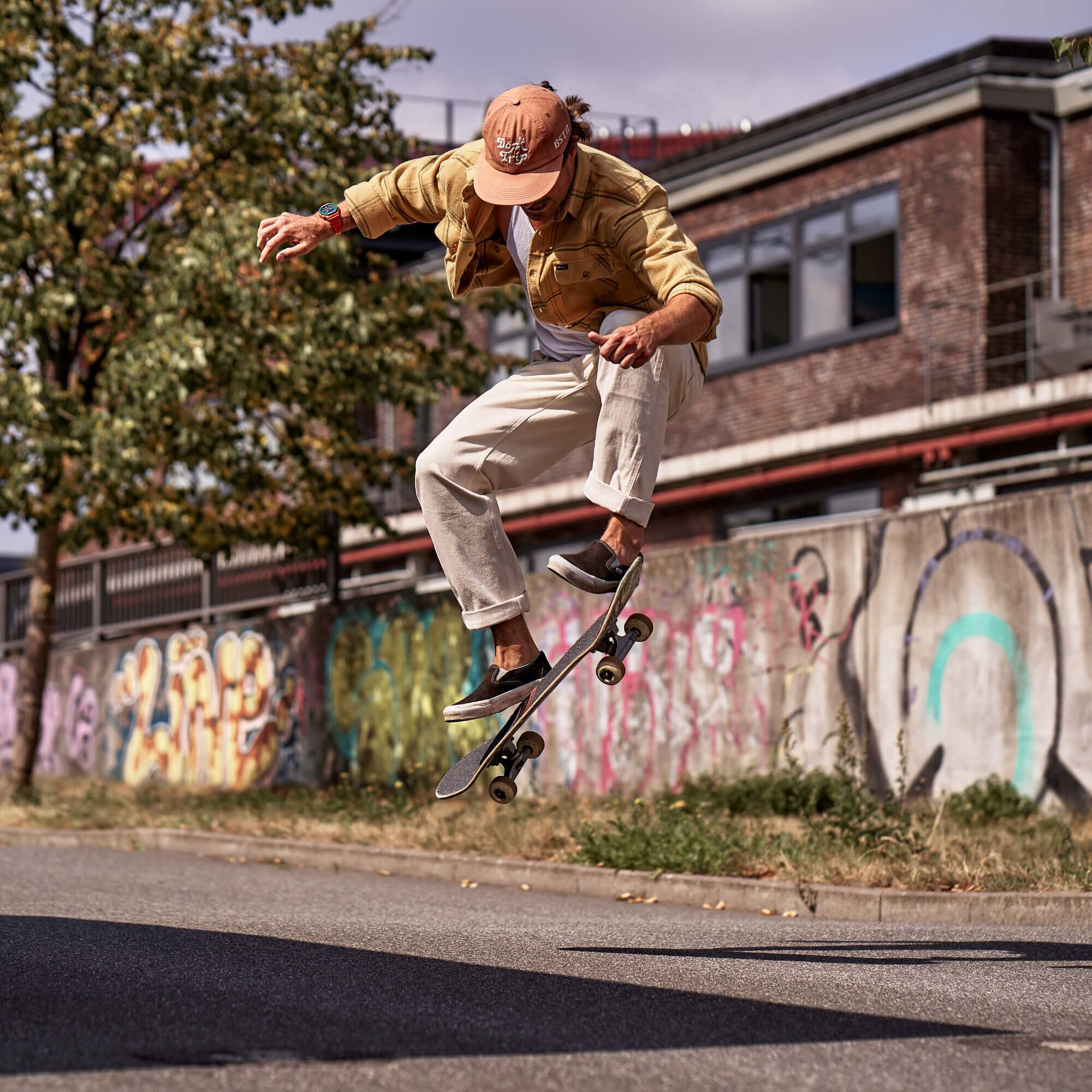 Un patinador hace un ollie, llevando el GA 2110-SC-4A en su muñeca.