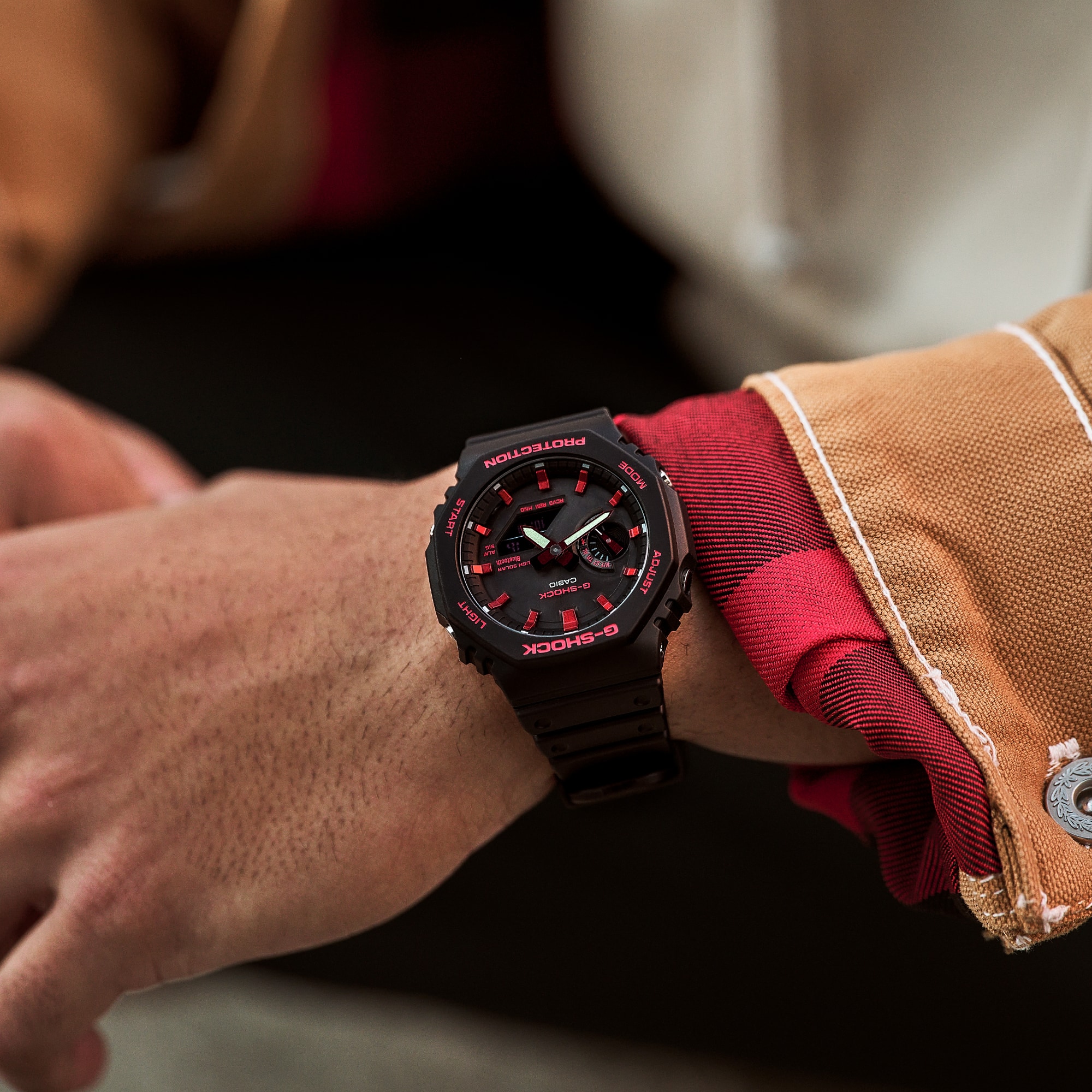 Primer plano del G-SHOCK GA-B2100BNR en su muñeca.
