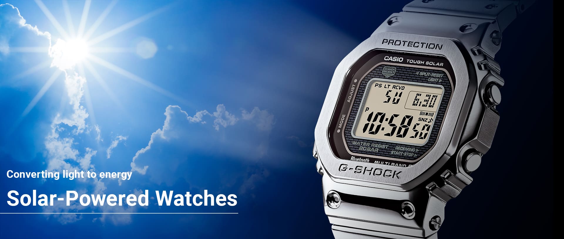 Une montre G-SHOCK argentée avec fonction de recharge solaire est tenue au soleil.