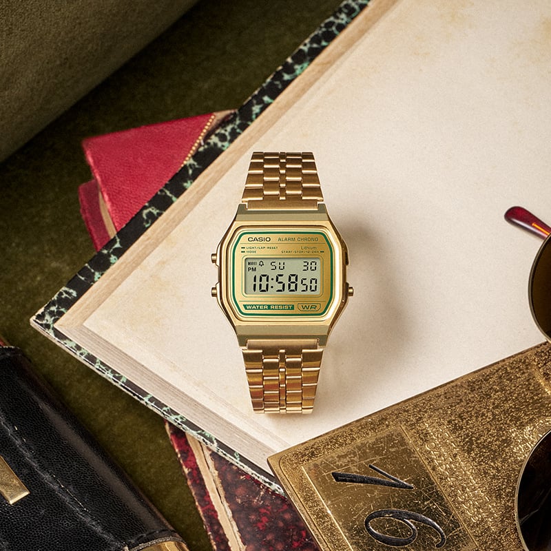 La montre numérique dorée A158 avec affichage rectangulaire sur une note