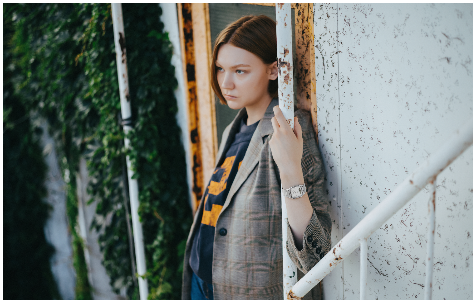 Image d'une femme posant en portant l'AQ-230EM-7A.