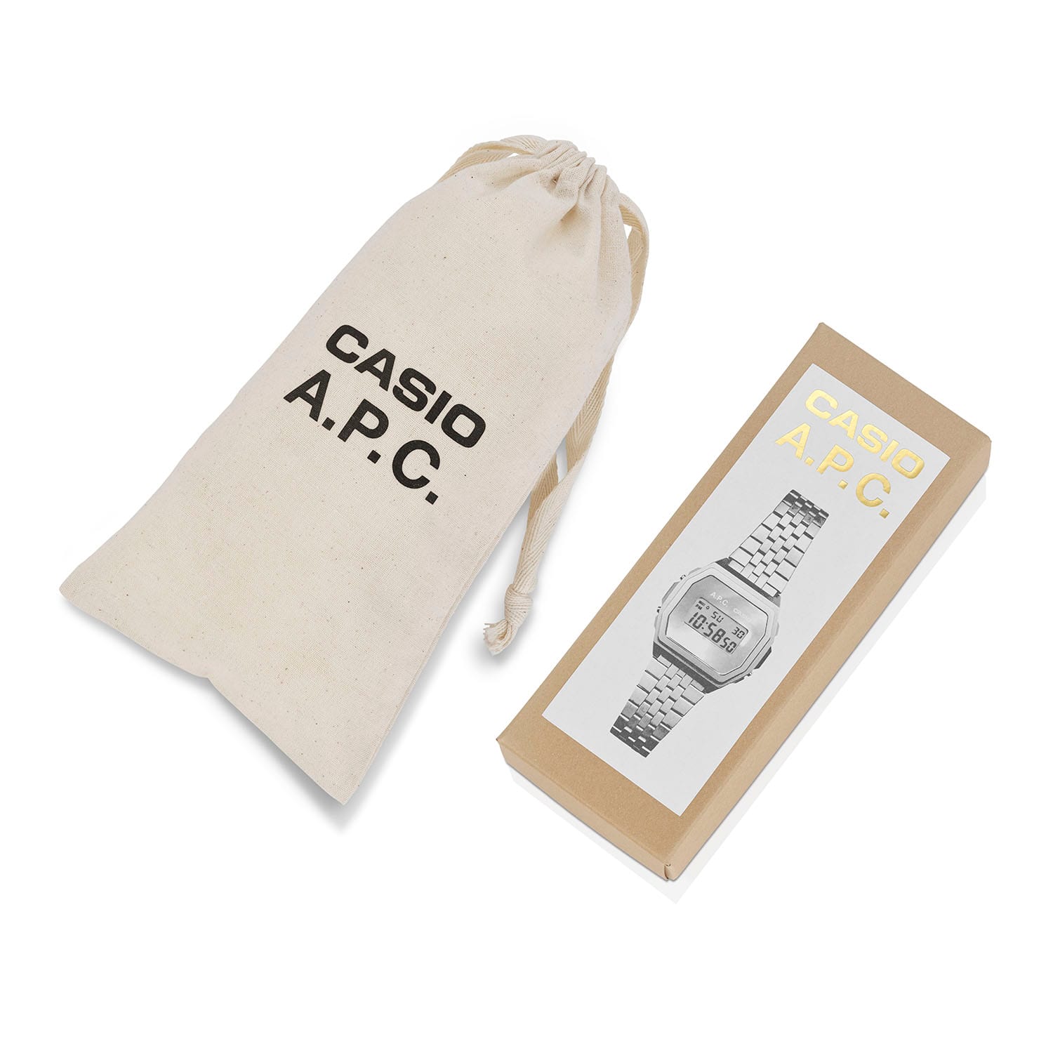 L'emballage de la montre-bracelet dorée A1000ACG-9 : un sachet imprimé « Casio A.P.C » et une boîte en carton avec une photo du modèle argenté