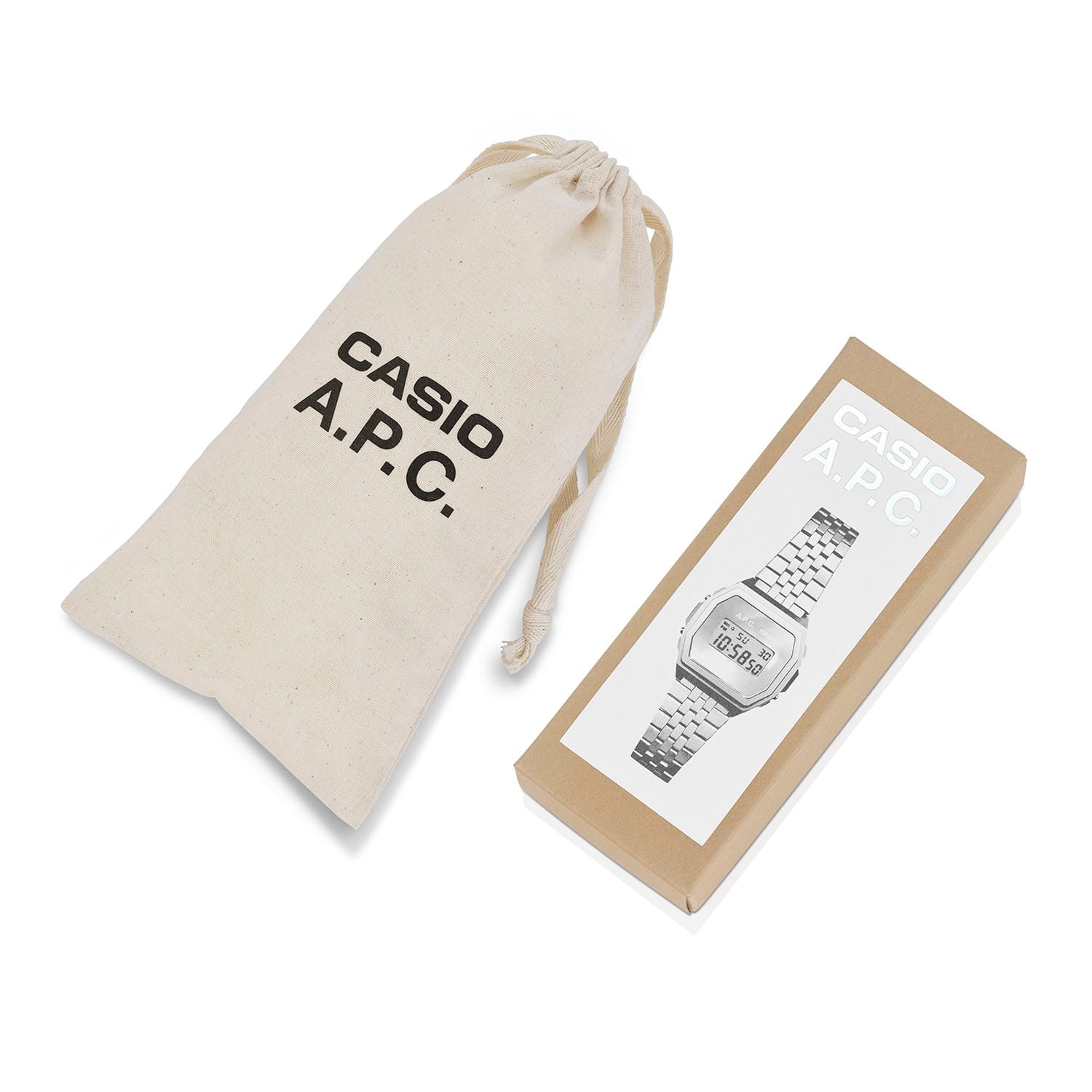 L'emballage de la A1000ACD-7 : un sachet imprimé « Casio A.P.C » et une boîte en carton avec une photo de la montre-bracelet argentée