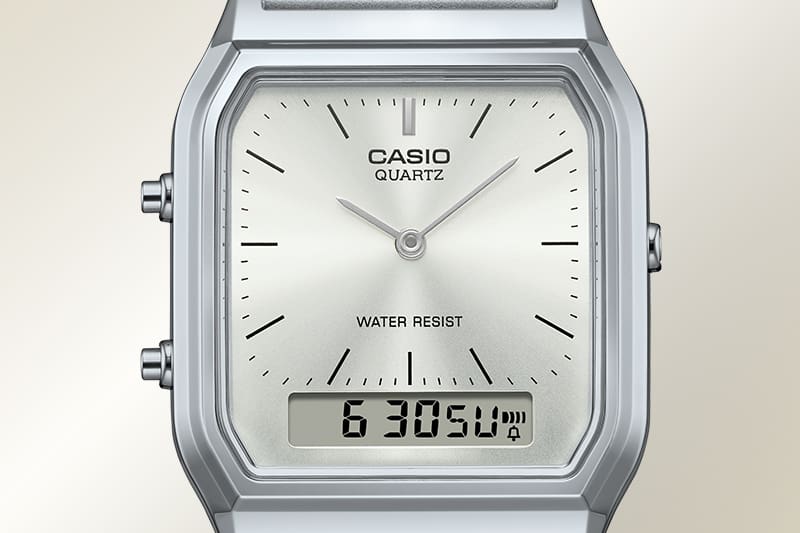 Gros plan sur le cadran rectangulaire de la montre AQ-230, et de son affichage analogique blanc combiné à un écran numérique où la date est affichée en bas