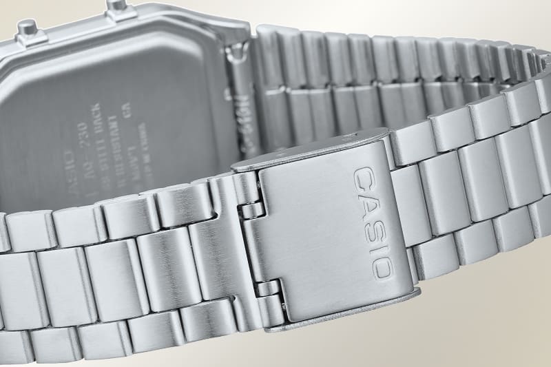 Le dos du bracelet argenté de la montre AQ-230