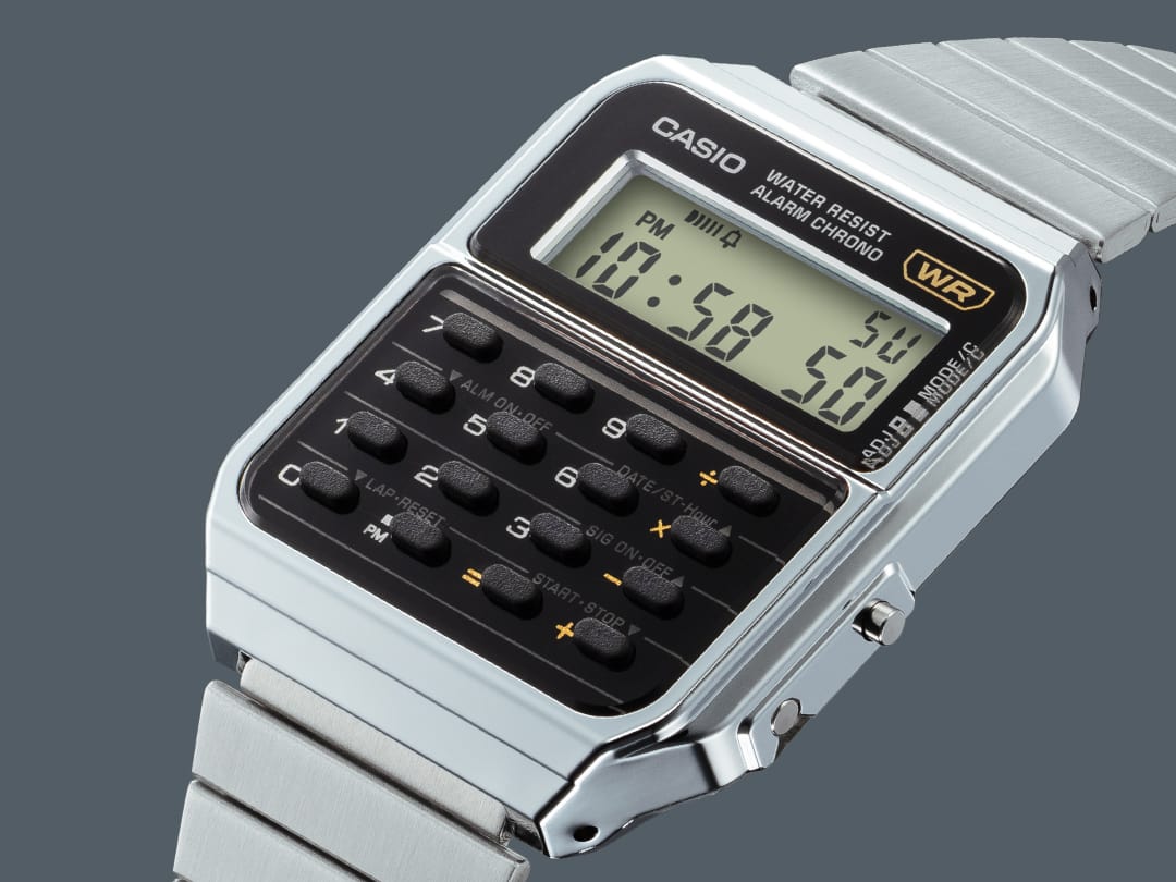 Vue oblique de dessus de la calculatrice-montre CA-500WE-1A argentée de la collection vintage Casio