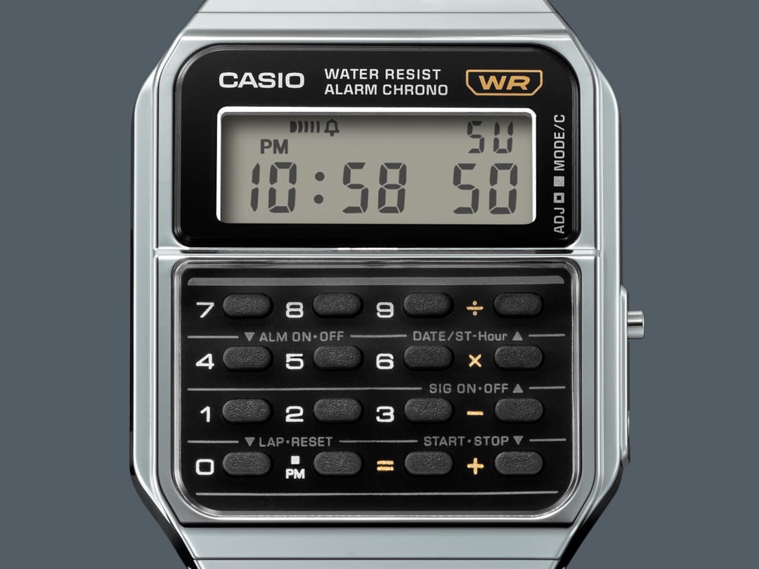 Gros plan sur l'écran et le clavier de la calculatrice rétro CA-500WE-1A argentée