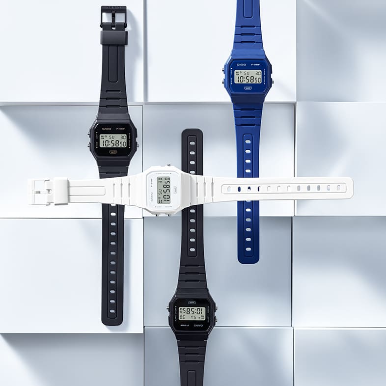 Quatre montres-bracelets numériques de CASIO superposées en noir, blanc et bleu