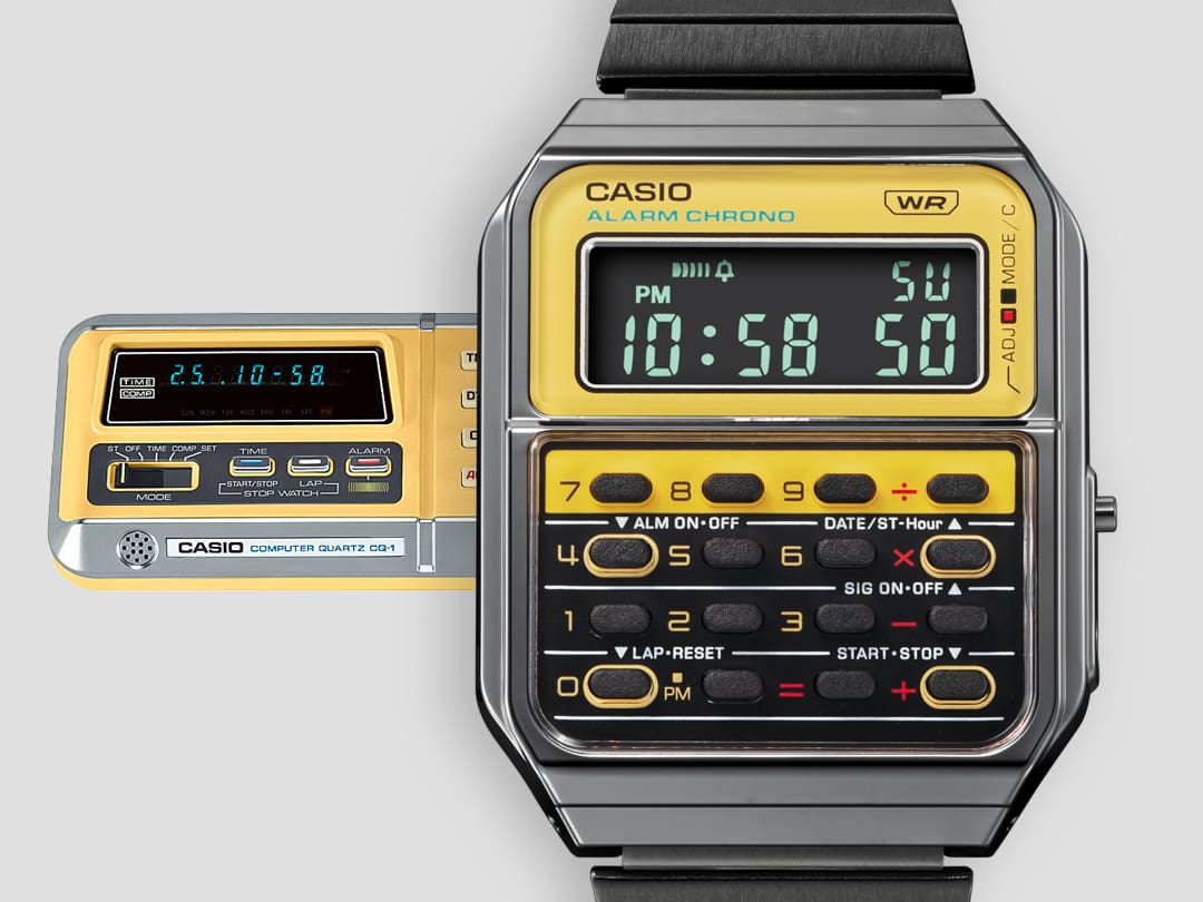 L'écran de la montre numérique jaune CA-500WEGG-9B avec touches de calculatrice, à l'arrière-plan : la calculatrice jaune CQ-1 de 1976