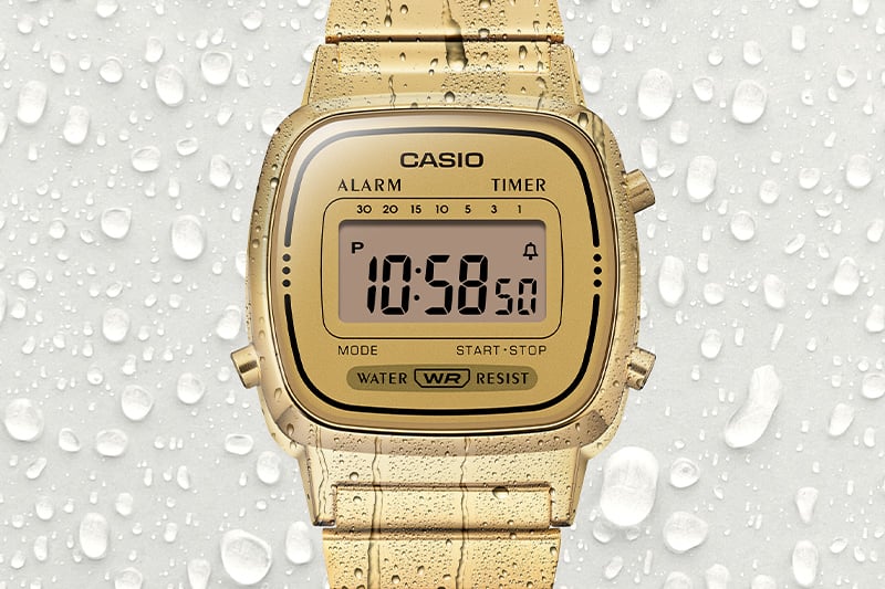 Photo de la LA670 avec des gouttes d'eau pour montrer que la montre est étanche.