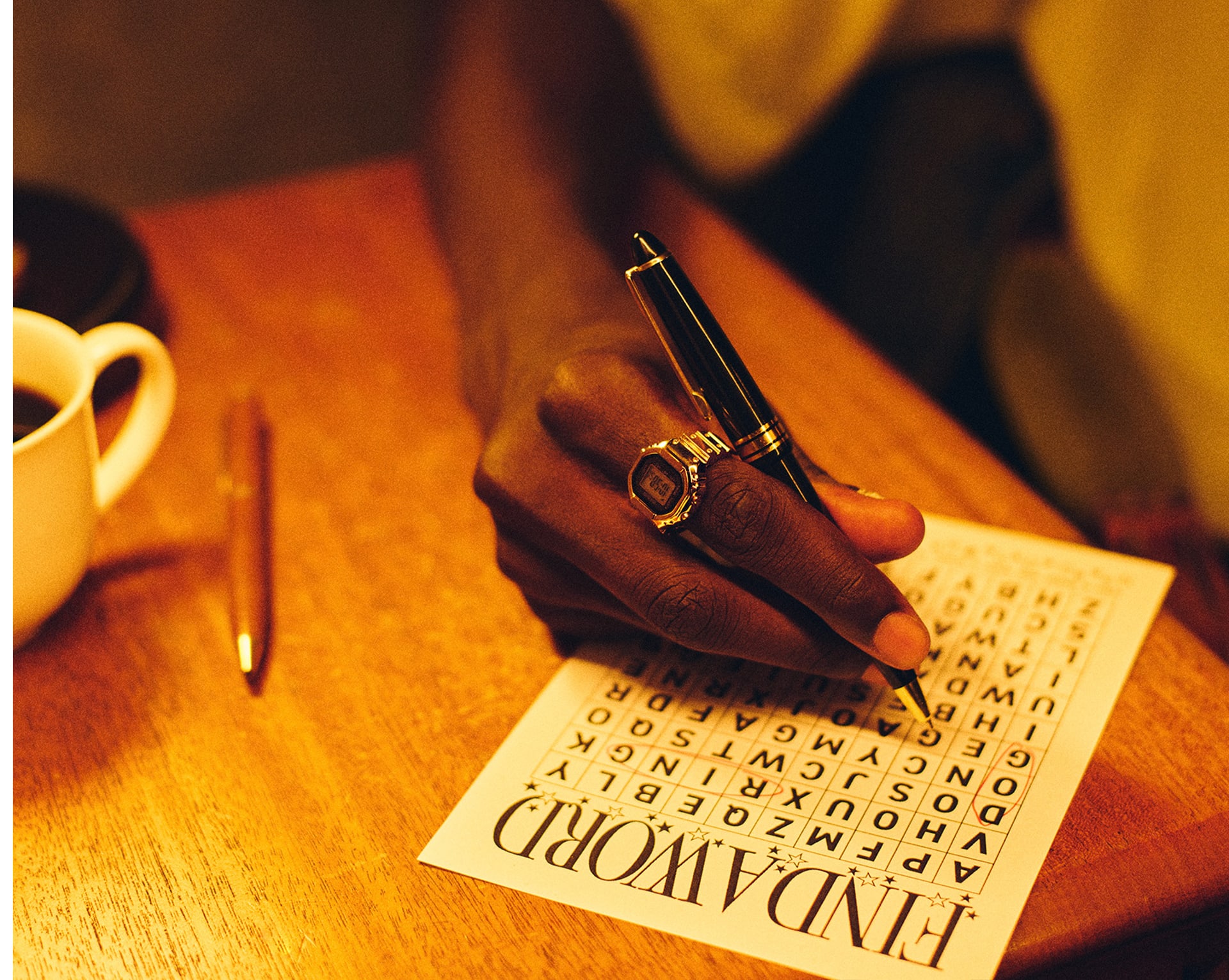 Photo d'un homme portant le CRW-001G au doigt et résolvant un puzzle.