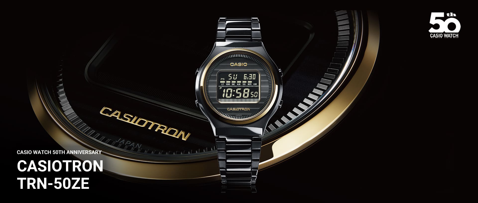 La montre numérique noire TRN-50ZE-1A avec des accents dorés et un bracelet métallique. Le texte complète l'image : Casio Watch 50th Anniversary Casiotron TRN-50ZE