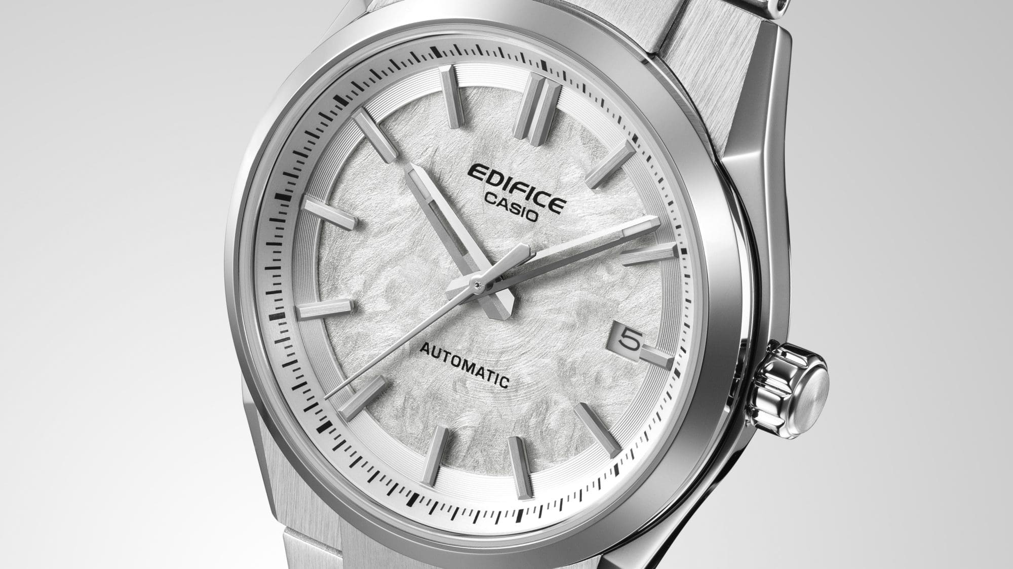 Photo du FK-110D-7A présentant un cadran simple avec trois aiguilles et un affichage de la date, rehaussé d'une texture délicate.