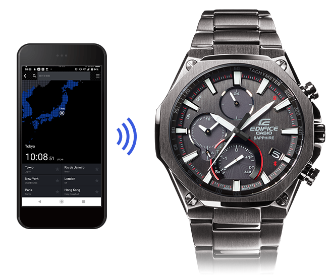À gauche : Un smartphone noir avec affichage de la carte du monde, à droite : gros plan sur une montre-bracelet Edifice, avec des ondes de liaison entre les deux.