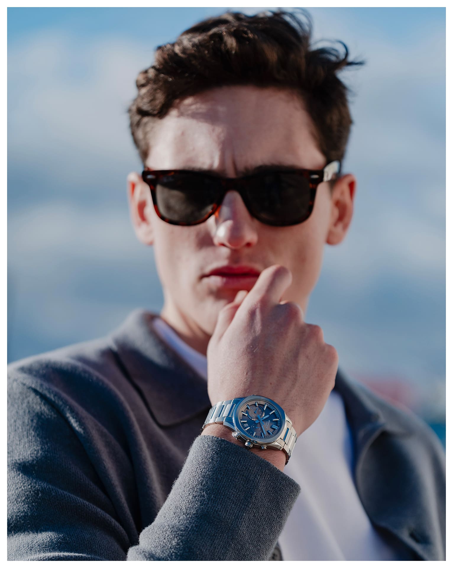 Un homme portant des lunettes de soleil prend la pose alors qu'il porte l'EQB-1300D-5A.