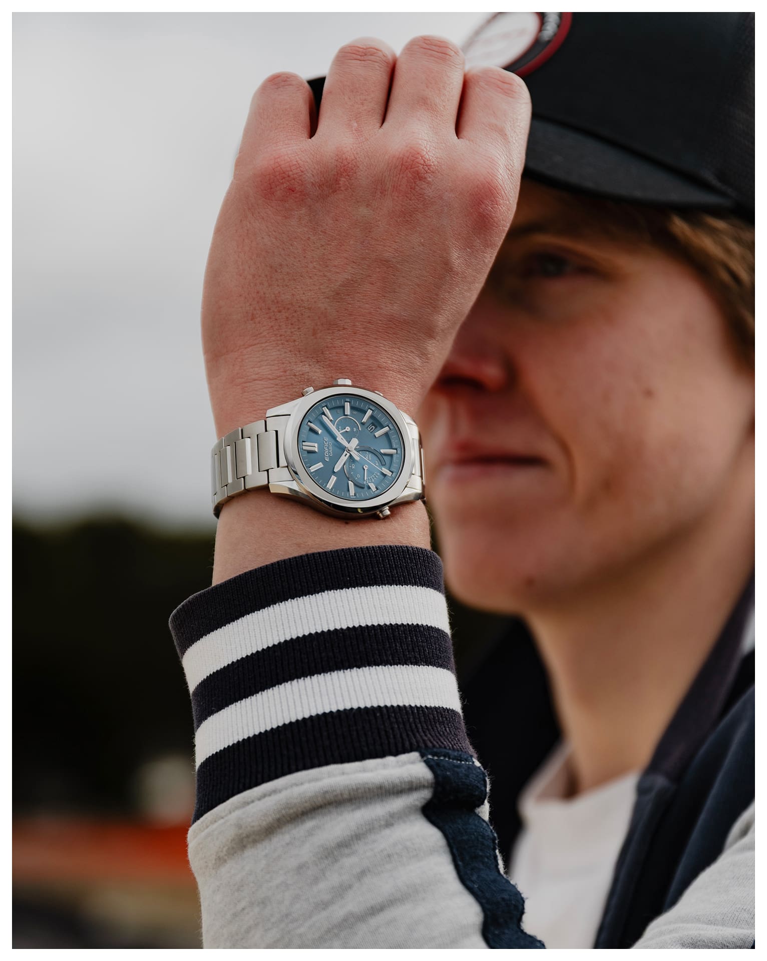 Photo en gros plan d'un homme portant l'EQB-1300D-2A.