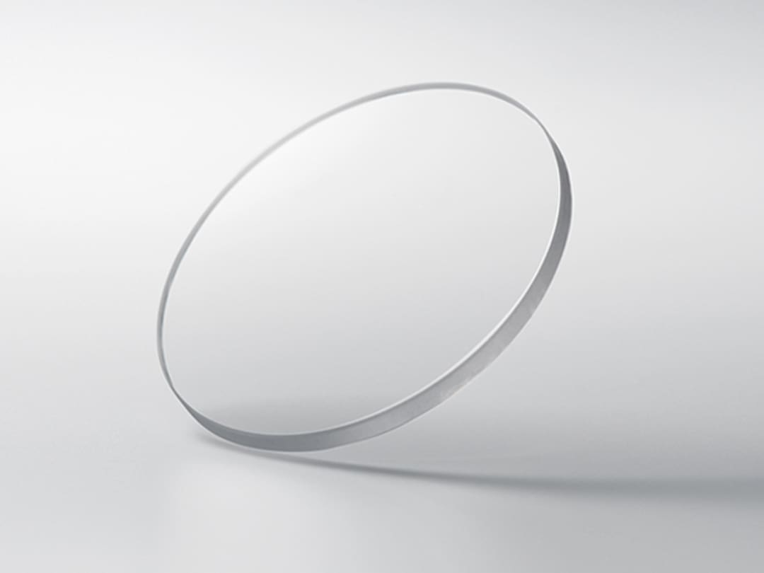 Un verre saphir rond et hautement transparent.