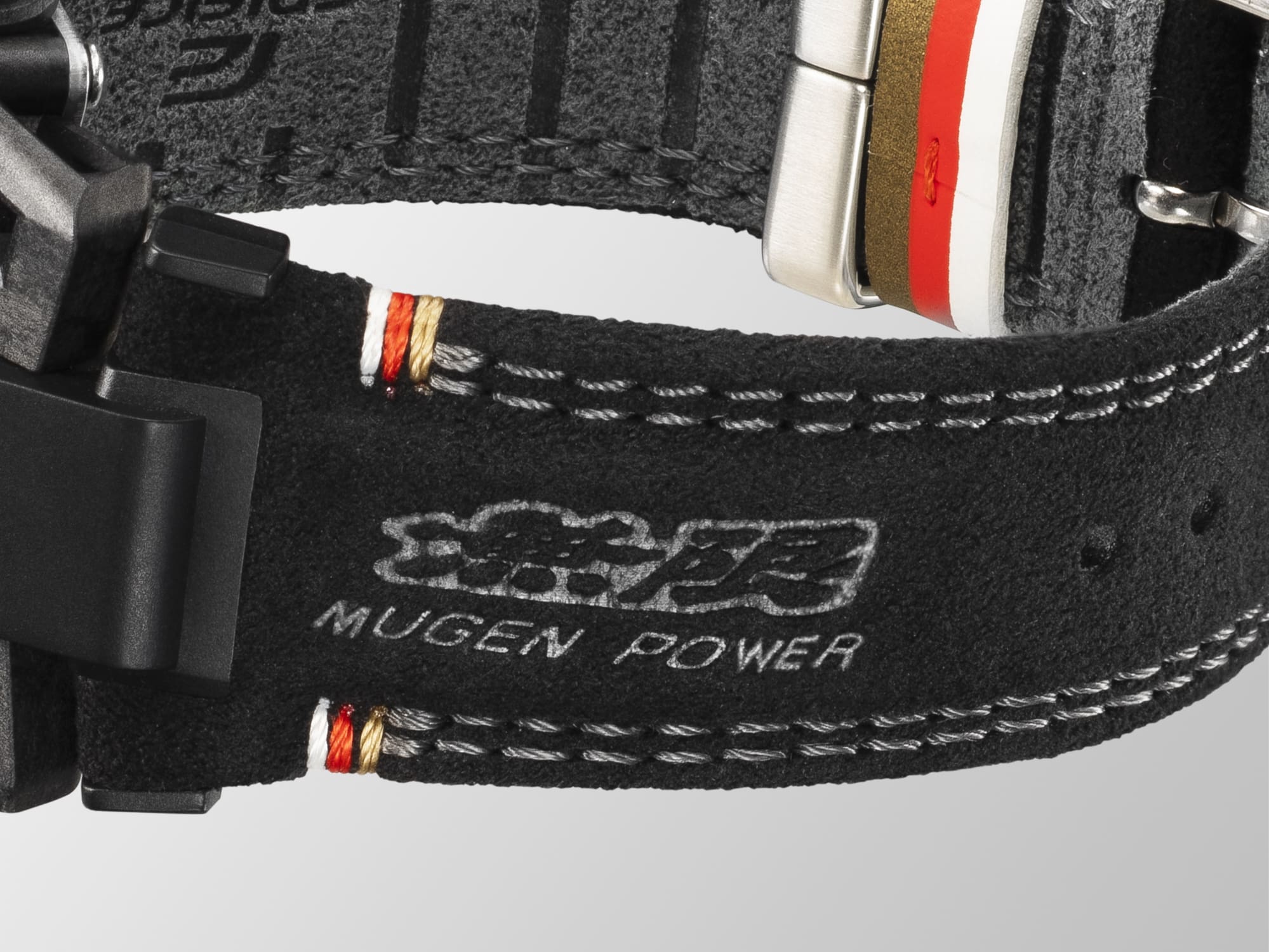 Le bracelet Alcantara noir de la montre issue de la collaboration entre EDIFICE et Mugen avec le logo Mugen Power gravé.