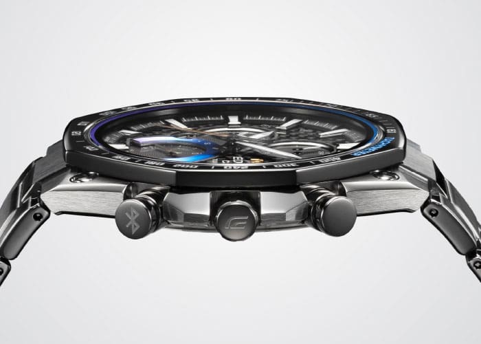 Vue latérale de la montre EQB-1100TMS-1A, montrant le boîtier fin et les boutons de commande.