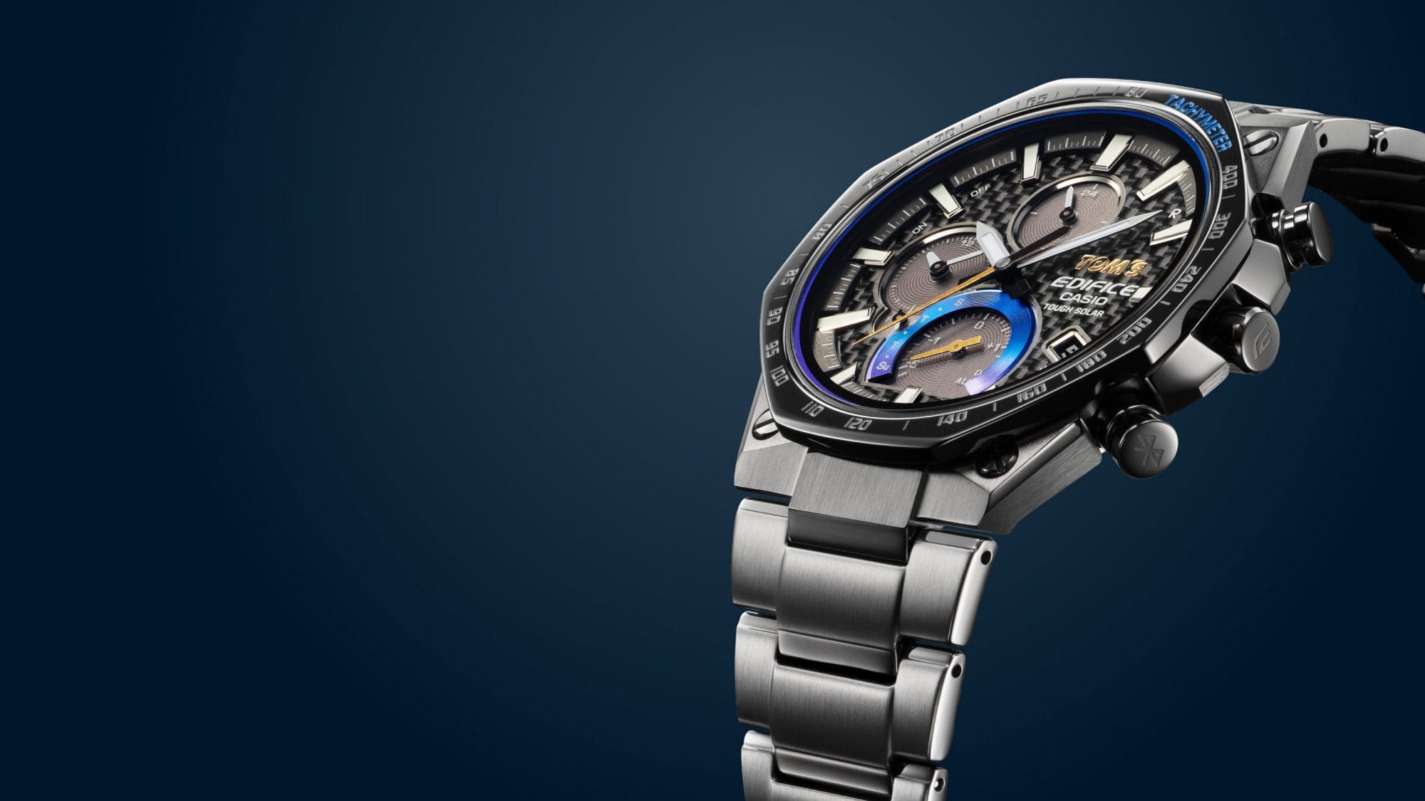 Vue latérale du chronographe Casio Edifice EQB-1100TMS-1A avec vue sur les vis du boîtier et les boutons de commande.