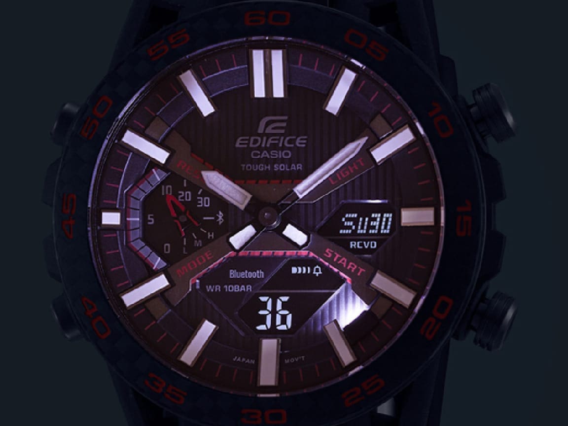 Gros plan sur le cadran d'une montre ECB-2000PB-1A dans l'obscurité avec un double éclairage LED lumineux