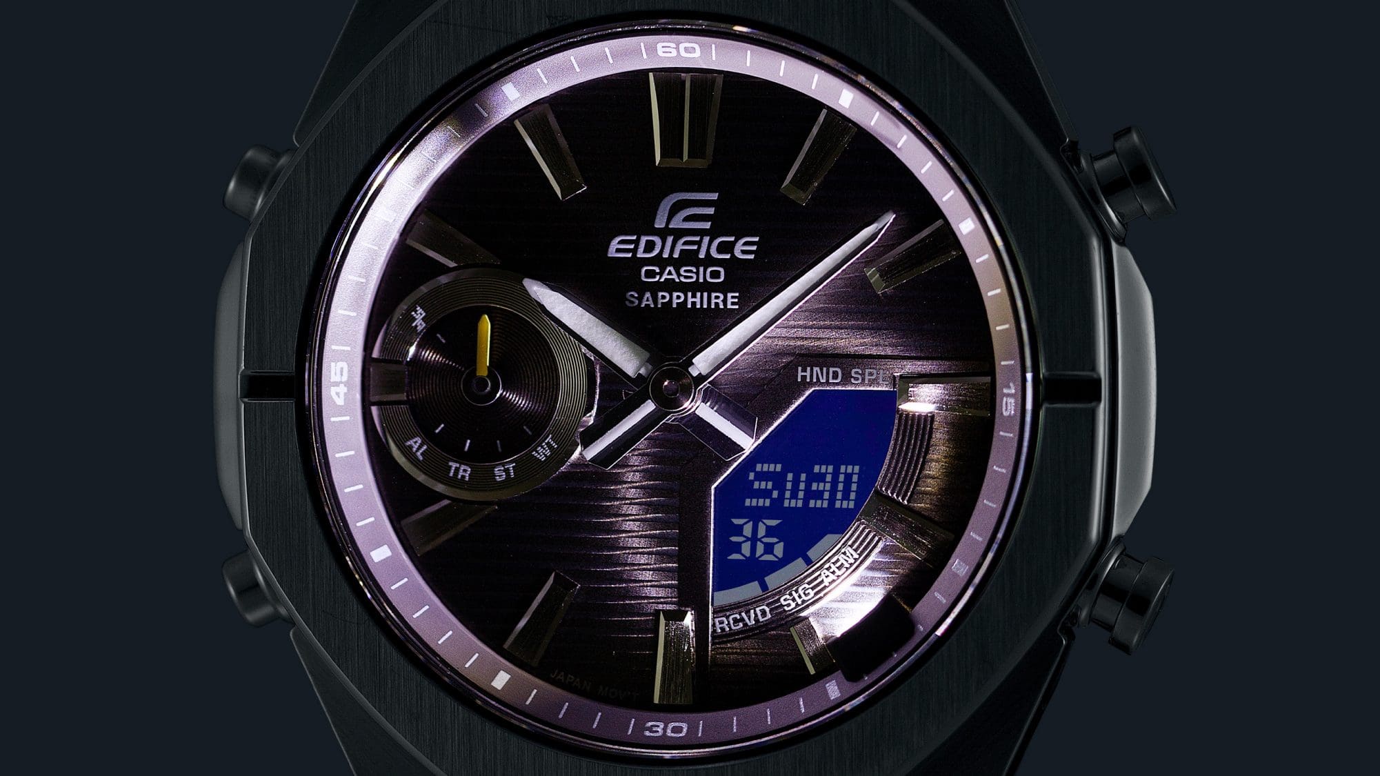 L'écran éclairé de la montre hybride ECB-S10D-8A dans l'obscurité