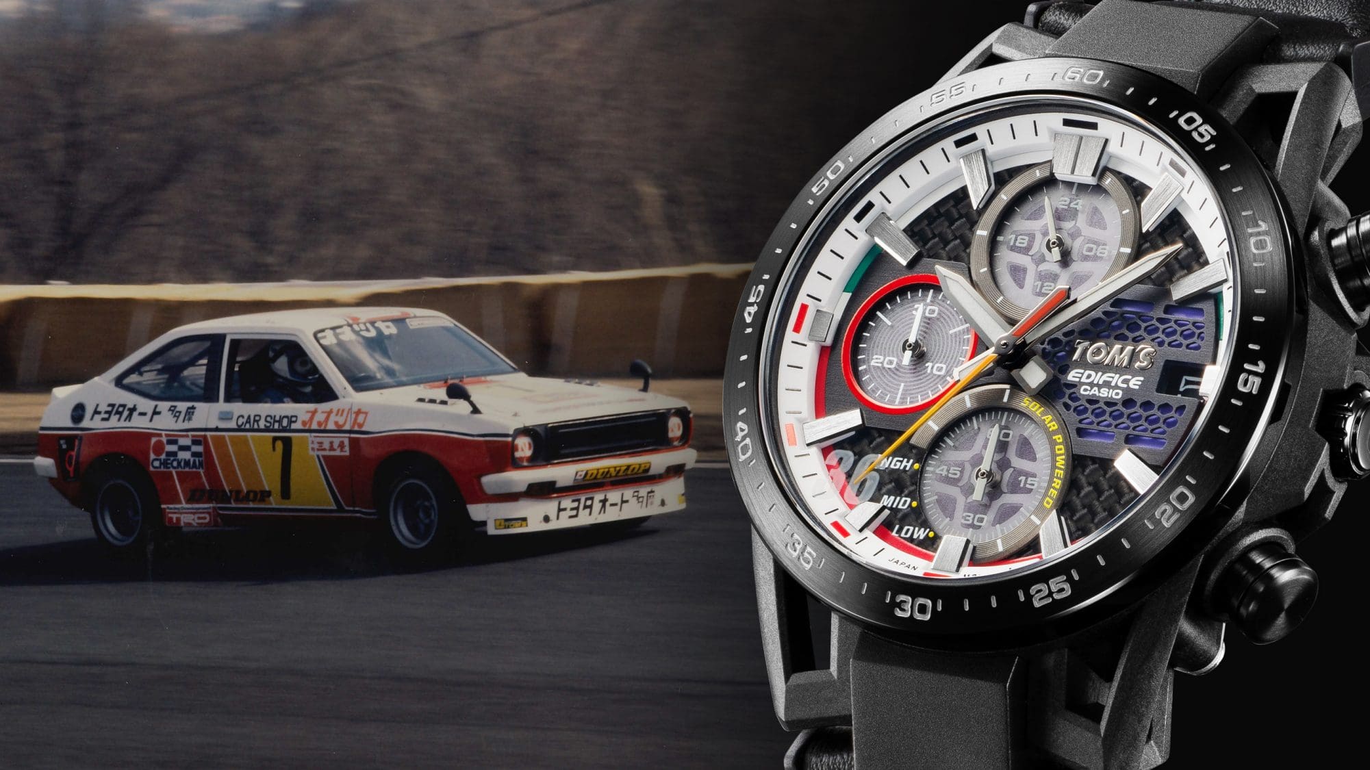 Gros plan sur l'écran de la Casio Edifice EFS-S641TMS-1A, en arrière-plan : la voiture de course TOM'S KP47 Starlet.