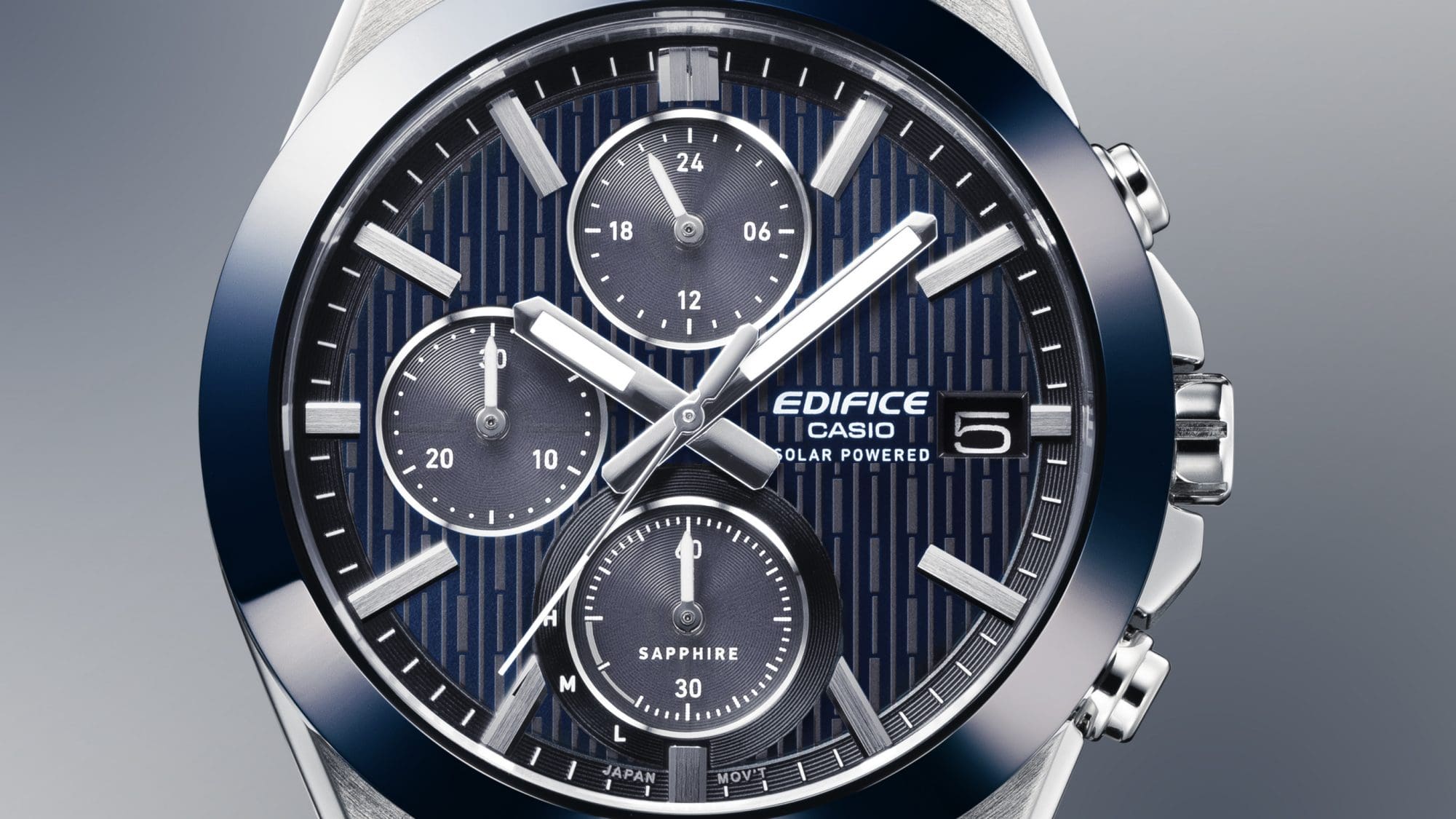 Cadran de chronographe à plusieurs aiguilles complétant la lunette
