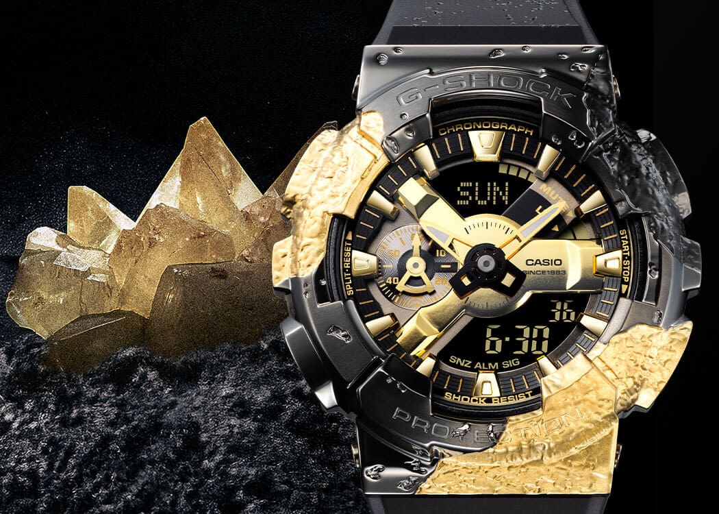 GM-114GEM-1A9 La montre anniversaire GM-114GEM-1A9 à côté de cristaux dorés et de calcite