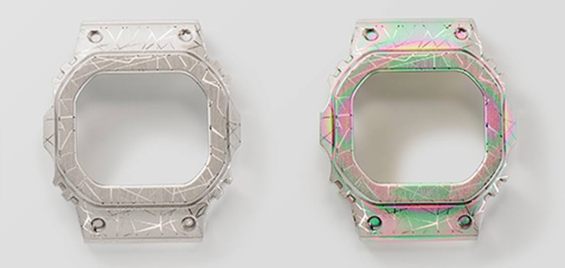 À gauche : la lunette en acier inoxydable encore argentée de la GM-S5640GEM-7 ; à droite : la lunette terminée avec un placage ionique aux couleurs de l'arc-en-ciel