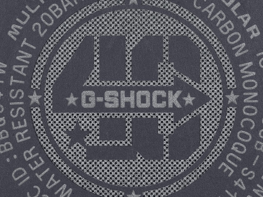 Gros plan sur le fond du boîtier d'une montre anniversaire GCW-B5000UN avec gravure « 40 ans G-Shock »