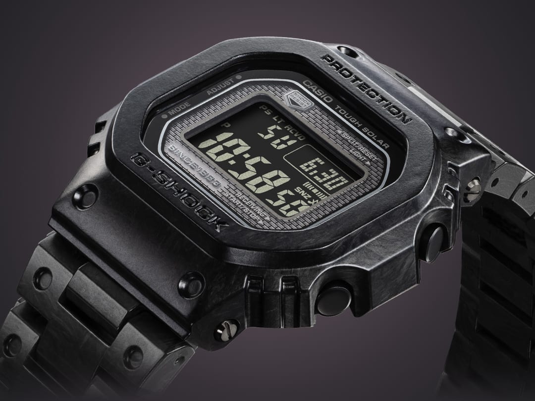 Vue latérale de l'écran et du boîtier de la montre numérique Casio G-Shock GCW-B5000UN-1 noir et gris