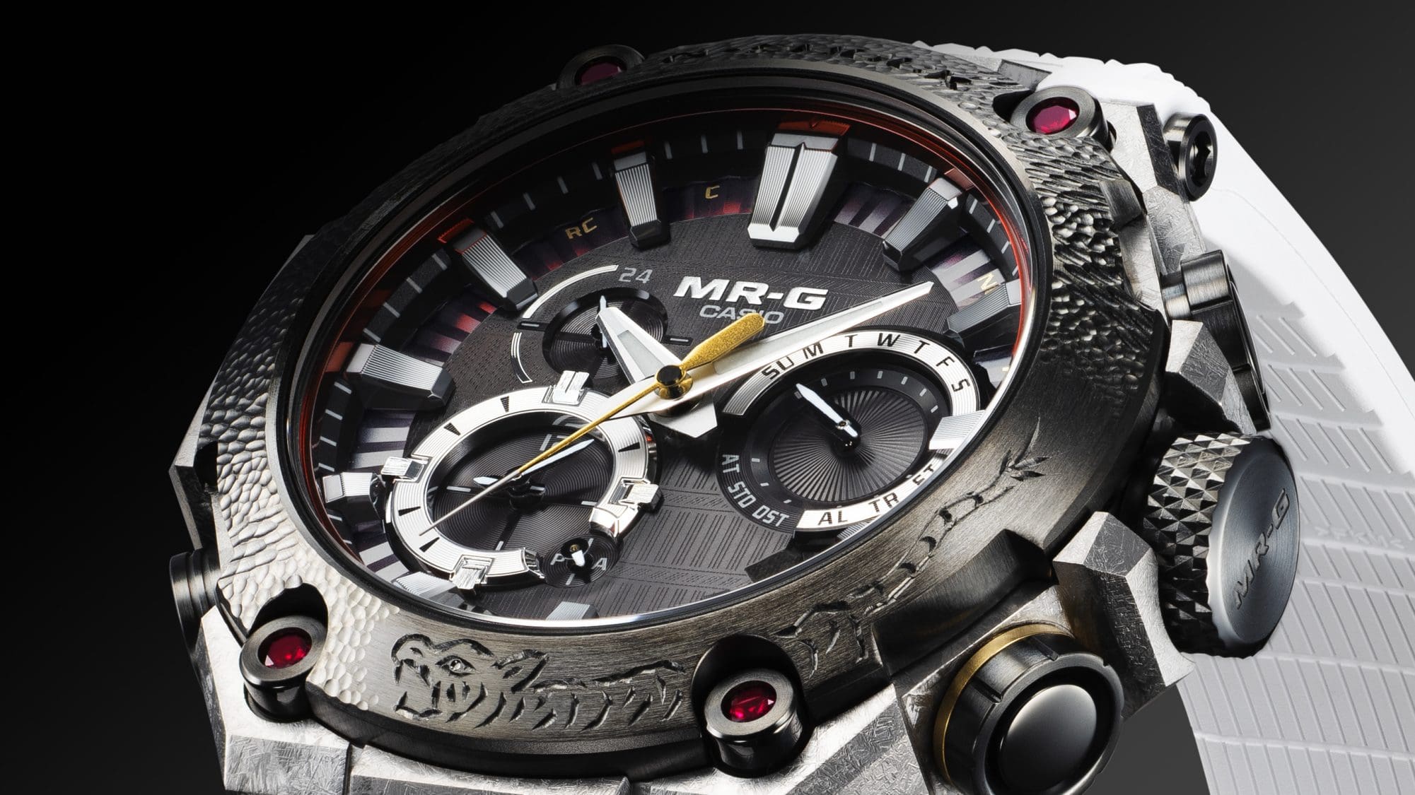 Gros plan sur la lunette noire de la montre anniversaire MRG-B2000SG-1A avec gravure tigrée et motif en relief unique