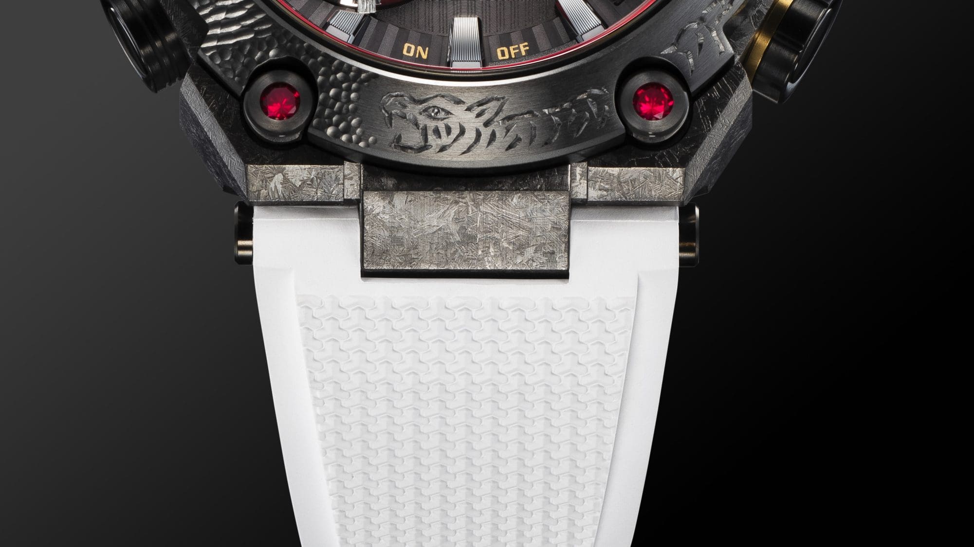 Gros plan de l'endroit où le bracelet blanc rejoint le boîtier