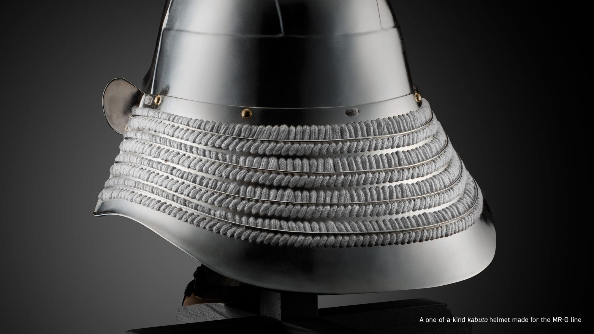 Dos du casque Kabuto, spécialement conçu pour la gamme MR-G, texte complétant l'image : « A one-a-kind kabuto helmet made for the MR-G line »