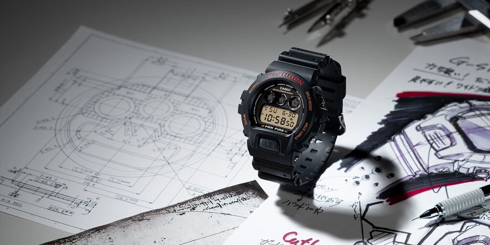La montre-bracelet Casio G-Shock DW-6900B-9 sur une table couverte de dessins conceptuels ainsi que d'un stylo, d'un compas et d'un outil de mesure