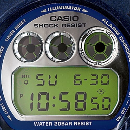 Gros plan sur l'écran de la montre numérique Casio G-Shock DW-6900SB-2 avec cadran miroir 
