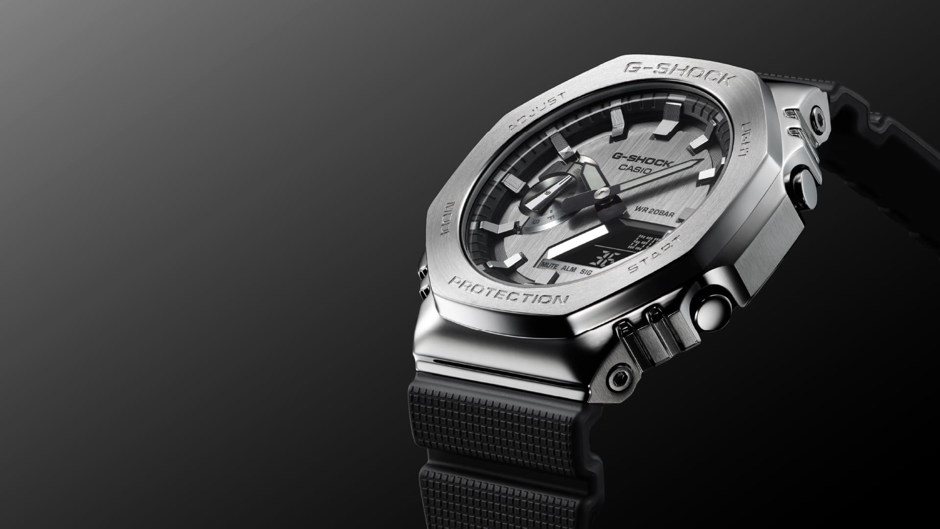 Une montre-bracelet hybride Casio G-Shock GM-2100 avec boîtier métallique de couleur argentée et bracelet noir
