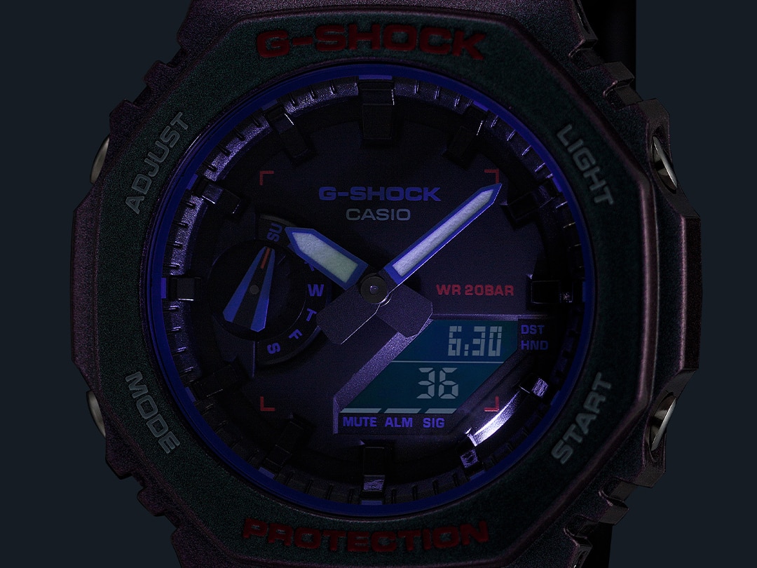 L'écran éclairé de la montre-bracelet GA-2100AH-6A dans l'obscurité