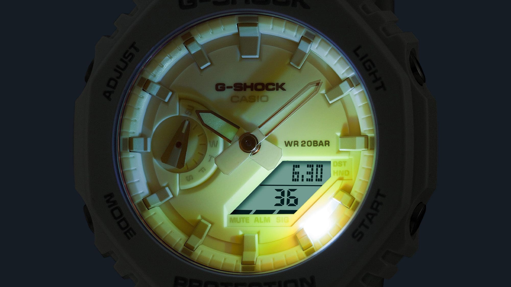 L'écran éclairé de la montre-bracelet numérique-analogique GA-2100TL-7A dans l'obscurité