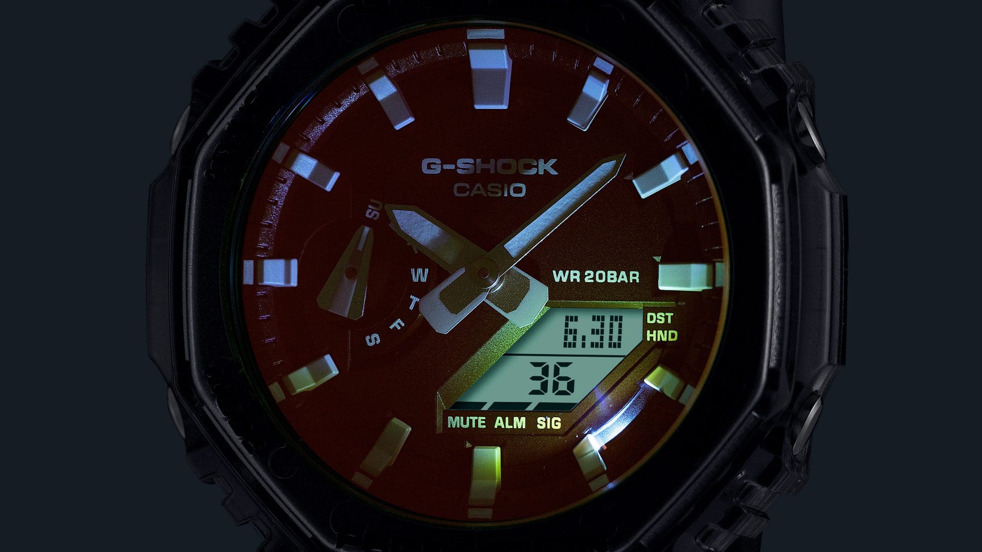 L'écran éclairé de la montre hybride GA-2100TLS-8A dans l'obscurité