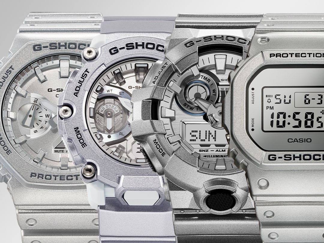 Quatre modèles de montres-bracelets Casio G-Shock au design rétrofuturiste argent métallisé
