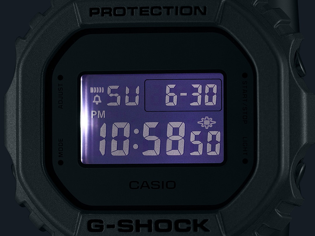 L'écran éclairé de la montre numérique DW-5600FF-8 dans l'obscurité